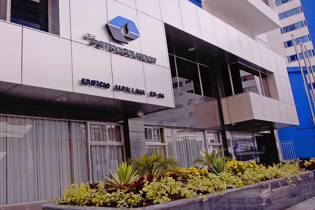 Petroecuador despide a 70 servidores que ganaban «sueldos dorados»