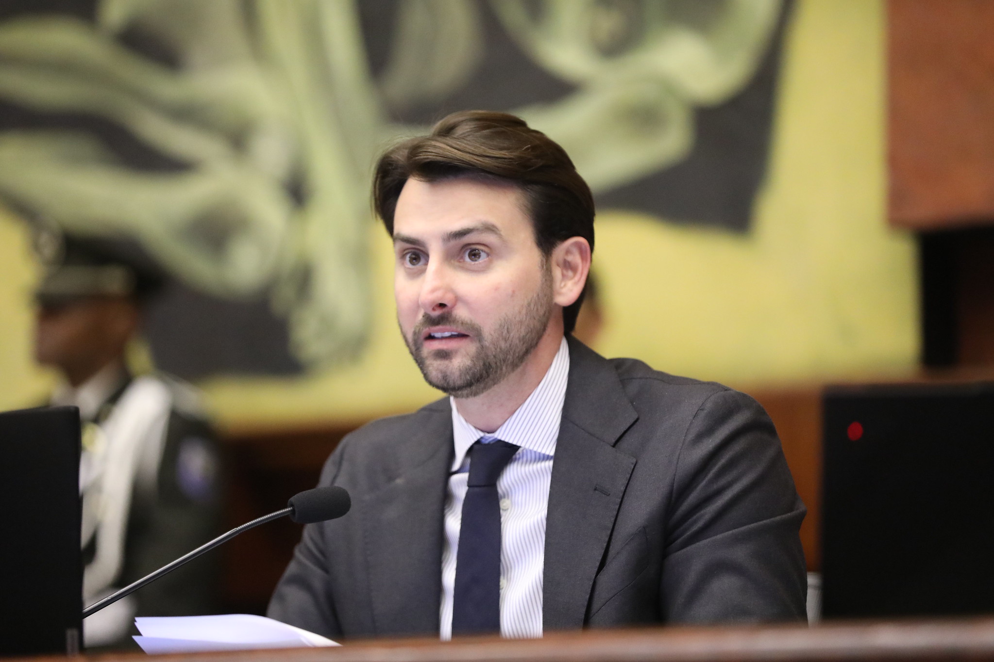 Niels Olsen pide la renuncia de más de 40 familiares de asambleístas
