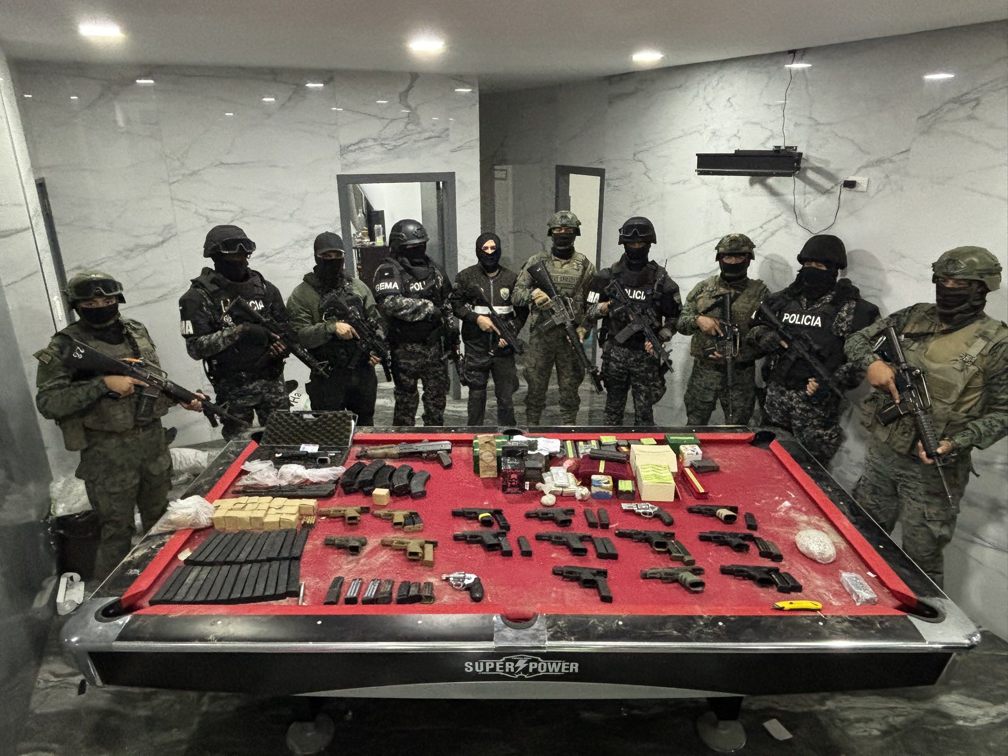 Armas, joyas y dinero se encontraron en la casa de ‘Fito’
