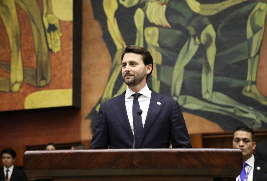 Olsen anuncia desvinculación de la cuñada de Santiago Díaz, asesora de Héctor Valladarez, asambleísta correísta