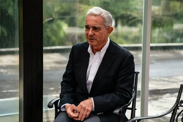 Álvaro Uribe es condenado a 12 años de prisión domiciliaria por soborno y fraude procesal