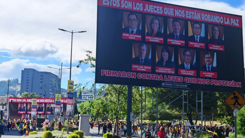 Municipio de Quito investiga responsables de vallas contra jueces de la Corte Constitucional